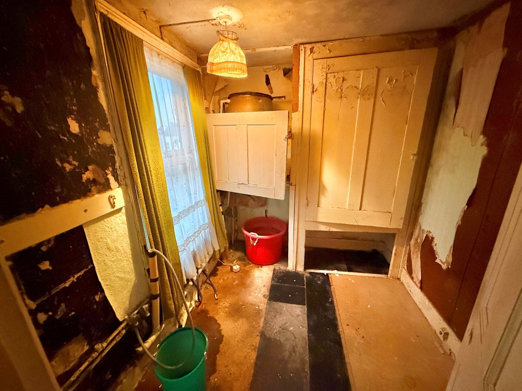 Lot: 40 - THREE STOREY HOUSE WITH POTENTIAL FOR SUB-DIVISION - Former bathroom/bedroom three